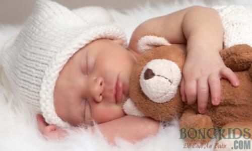 Có nên mua gấu bông cho trẻ dưới 1 tuổi?