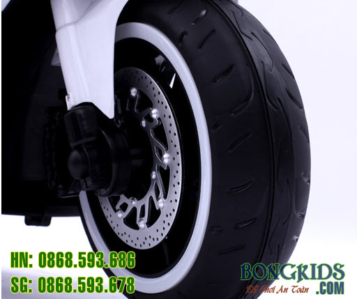 Bánh xe được làm từ cao su mềm nên bé không sợ trơn trượt và có thể đi được trên nhiều địa hình
