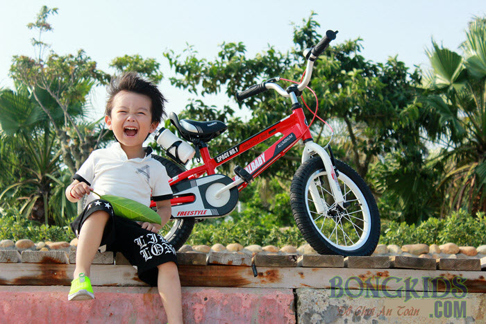 Xe đạp trẻ em RoyalBaby FreeStyle Space No1 giúp bé biết đi xe đạp sớm hơn