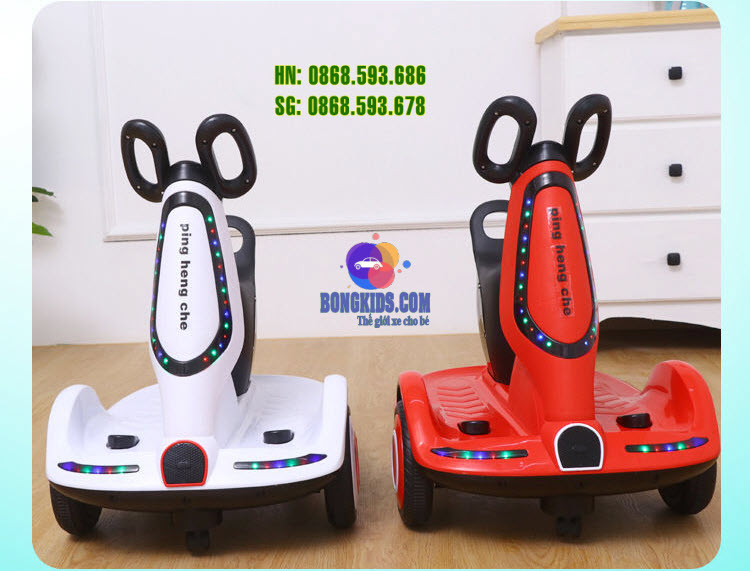 Xe điện cho trẻ em 7017 xoay tròn 360 độ & có điều khiển có màu đỏ và trắng